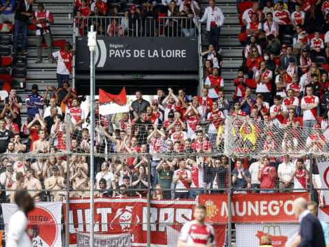 Encore près de 400 supporters en parcage à Angers derrière les Rouge et Blanc !