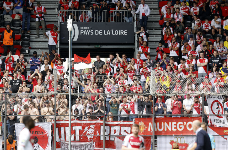 Encore près de 400 supporters en parcage à Angers derrière les Rouge et Blanc !